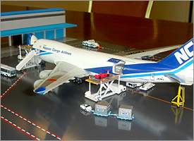 NCA新鋭貨物機 B747-400F型のジオラマ付きダイキャストモデル | プレス 